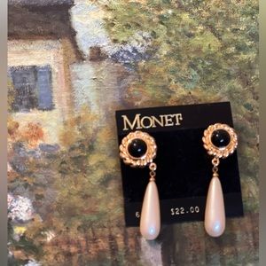 VINTAGE NWT MONET GOLD AND PEARL EARRINGS